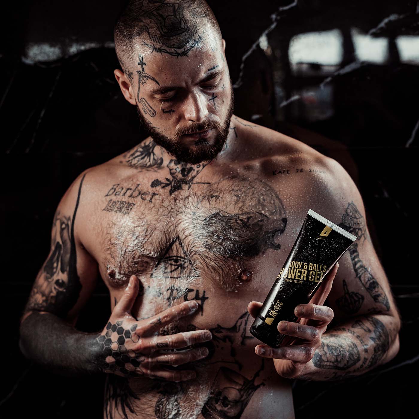 Angry Beards Dusjsåpe Kropp og Baller Urban Twofinger 230ml - Tuxedo.no - On Demand Barbers - Oslo Norway